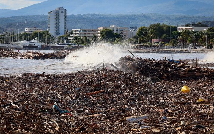 In the aftermath of the ALEX storm in the Alpes Maritimes, the damages caused are impressive. The floods of the Nicois hinterland took away many trees and waste that invaded the bay of Saint Laurent du Var. 