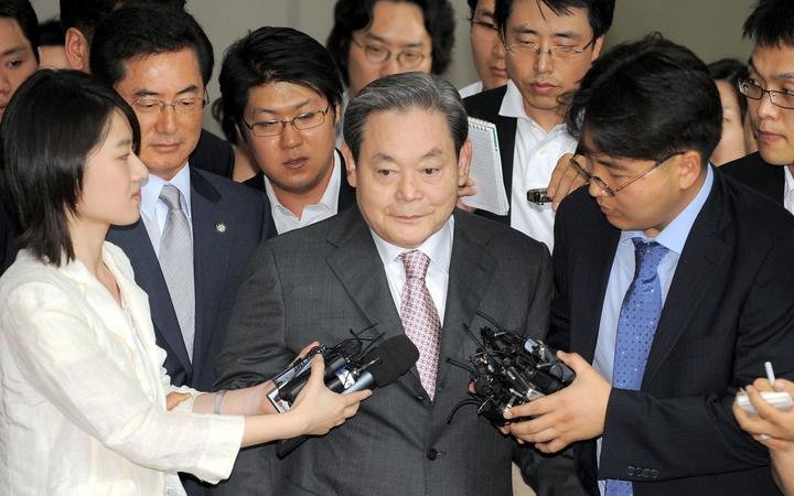 Former Samsung group chairman Lee Kun-Hee (C) is surrounded by reporters as he leaves a court in Seoul on July 16, 2008 after receiving a three-year suspended prison sentence. 