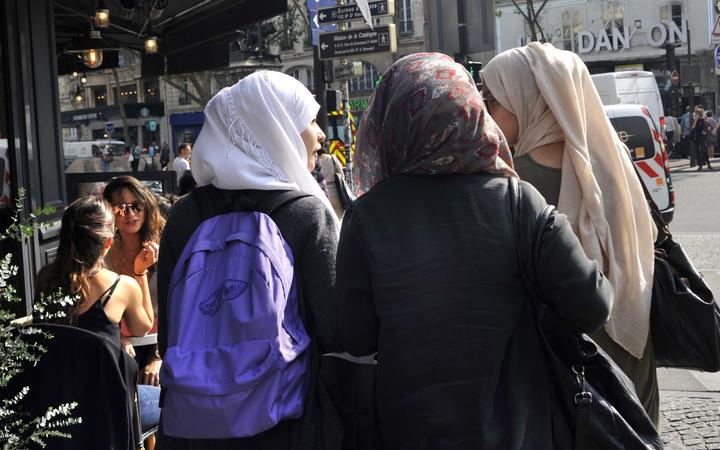 FRANCE. PARIS (75) MUSLIMS TEENAGERS WEAR VEILS ON ST GERMAIN BOULEVARD IN THE 6 TH DISTRICT