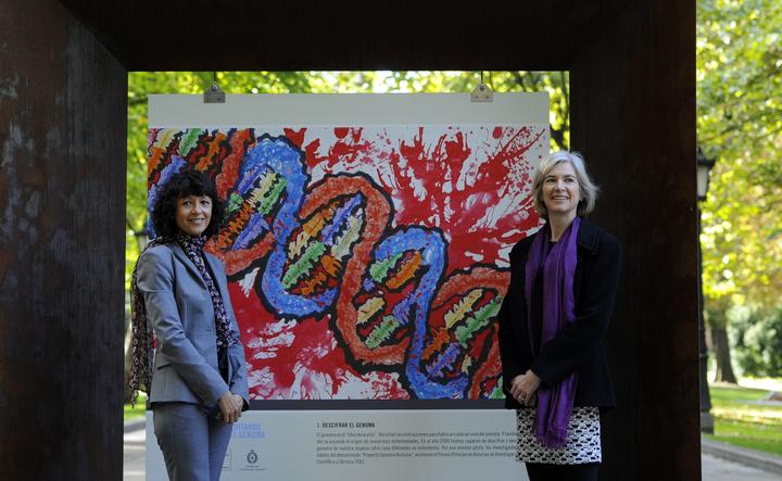 French researcher in Microbiology, Genetics and Biochemistry Emmanuelle Charpentier (L) and US professor of Chemistry and of Molecular and Cell Biology, Jennifer Doudna posse beside a painting made by children of the genoma at the San Francisco park in Oviedo, on October 21, 2015. 