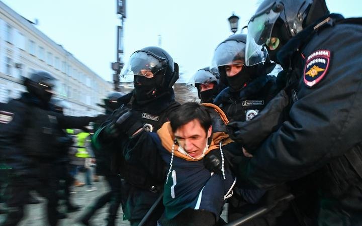 6445241 23.01.2021 Riot police officers detain a protester during a rally in support of jailed Russian opposition activist Alexei Navalny in central Moscow, Russia. Evgeny Odinokov / Sputnik